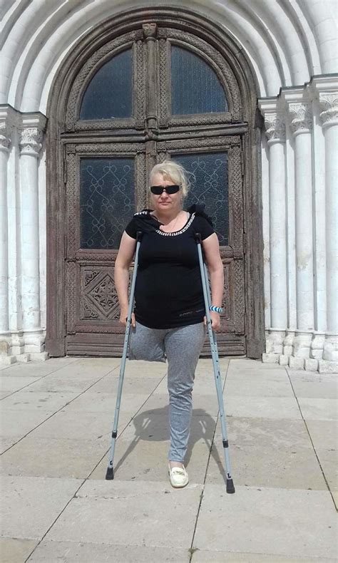 Девушки на костылях Amputee Woman On Crutches Page