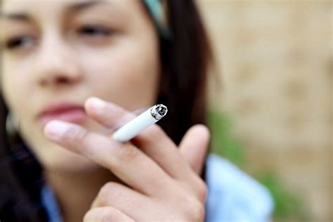 Hawaii Governor David Ige Signs Bill Making Legal Smoking Age 21 Daily Mail Online