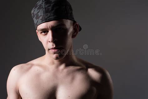 Giovane Uomo Sexy Muscolare In Un Cappuccio Fotografia Stock Immagine Di Sfondo Corpo