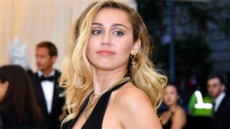 — miley ray cyrus (@mileycyrus) february 7, 2021. Miley Cyrus perde membro da família e emociona fãs; veja ...