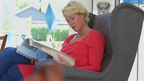 Aktualnie sofy angsta mają trochę inne obicie. Bringing back an old favourite - The STRANDMON chair - YouTube