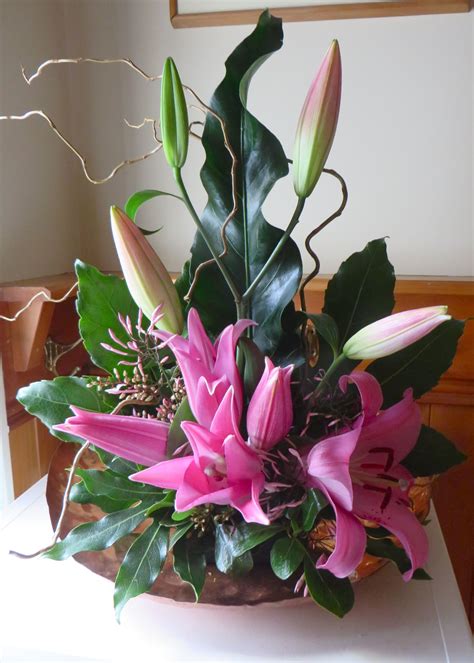 A Simple Oriental Lily Arrangement Tropical Floral Arrangements Flower