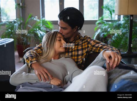 couple kissing on couch fotografías e imágenes de alta resolución alamy