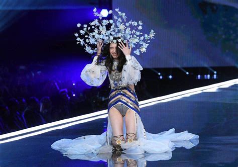 Ming Xi Falls At Victorias Secret Show Instantly Goes Viral Thats