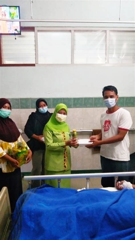 Perawat Geriatri RSUP Dr Kariadi Bagikan Ratusan Makanan Takjil