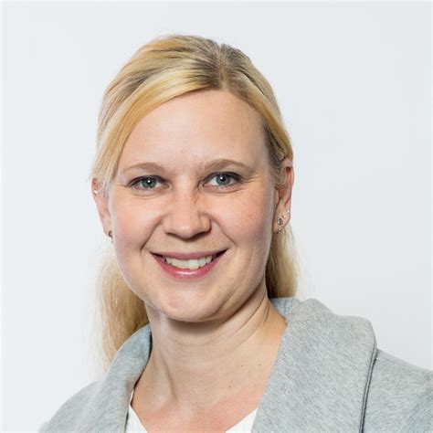 Jun 22, 2021 · in der nähe eines schrebergartens im kreis lörrach beobachten zeugen einen mann, der offenbar alkoholisiert auf seinen hund einschlägt. Sina Müller in der Personensuche von Das Telefonbuch