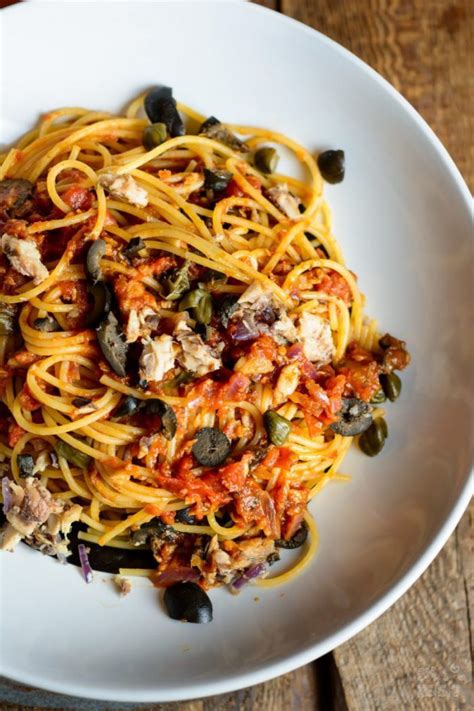 Spaghetti Alla Puttanesca Mit Sardellen Kapern Und Schwarzen Oliven Ina Isst