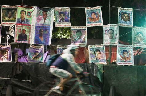 Mexico arrests general over 2014 disappearances of 43 students | Reuters