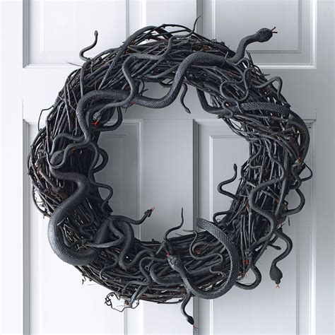 Wriggling Snake Wreath Easy Diy Halloween Decorations Diy Halloween