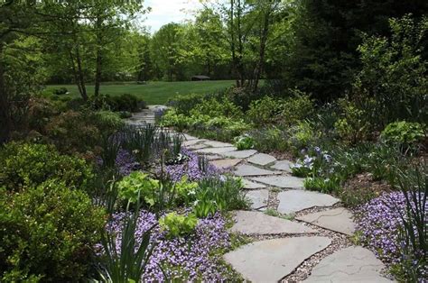 40 Brilliant Ideas For Stone Pathways In Your Garden Sloped Garden Side Garden Easy Landscaping