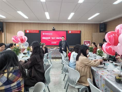 “以花为名，共赴花事” ——人文学院举办庆祝“三八”国际劳动妇女节活动