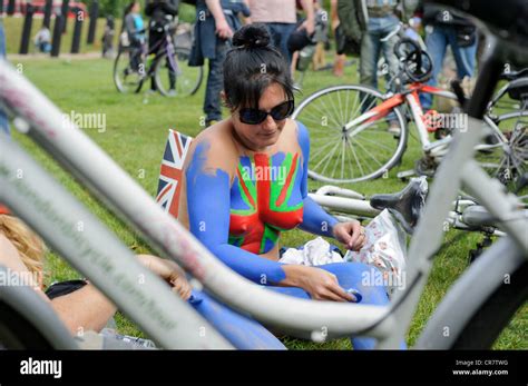 Topless Frau Mit Lackierte Karosserie World Naked Bike Ride Wellington Arch London