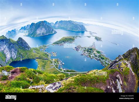 Una Vista Panorámica Del Pueblo Pesquero De Reine Y Las Islas Lofoten