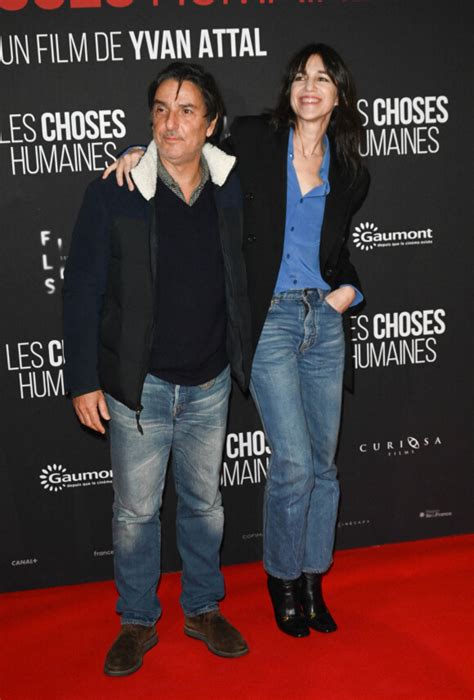 Photo Yvan Attal Et Sa Compagne Charlotte Gainsbourg Avant Premi Re Du Film Les Choses