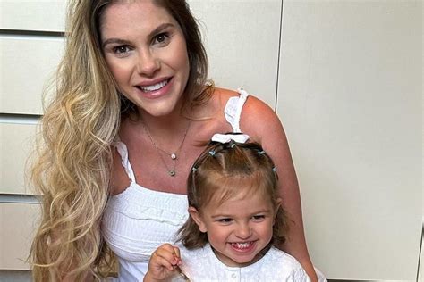 Bárbara Evans passa mal com filho recém nascido no colo Assustada Metrópoles