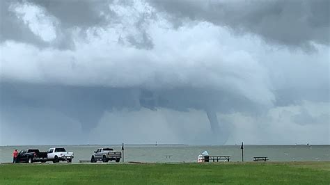 Rare Occurrence In Houston Today Twin Tornadoes In Galveston Bay R