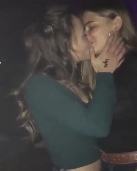 Caliente Lesbiana Besos En Club Xhamster