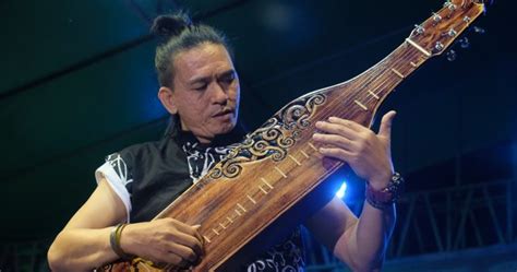 Mengenal Alat Musik Sampe Khas Kalimantan Timur Kumparan Com