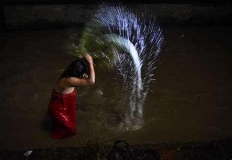 Nepal Il Bagno Rituale Delle Donne Per Il Rishi Panchami Photogallery Rai News