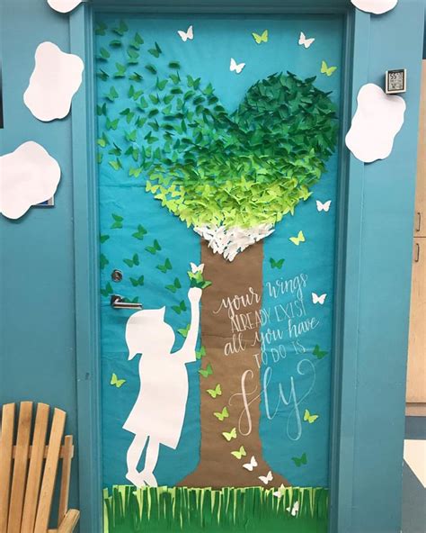 21 Welcoming Classroom Door Ideas For Back To School School Door