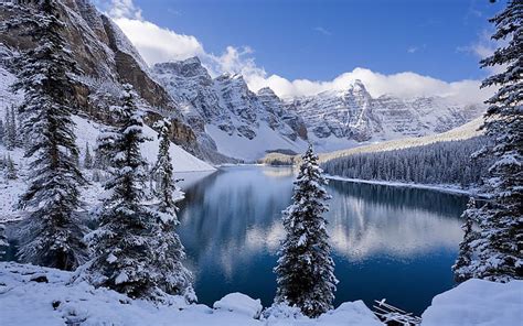 겨울 눈 덮인 산과 나무 얼음 호수 눈 덮힌 산맥 겨울 눈 산 나무 얼음 호수 Hd 배경 화면