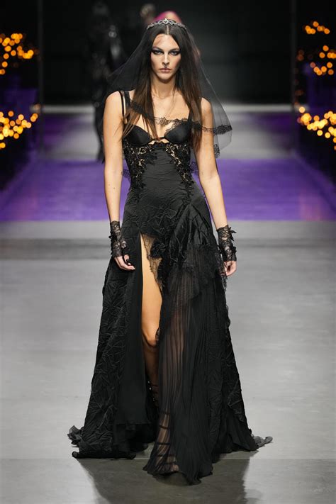 Versace Spring Fashion Show Review The Impression