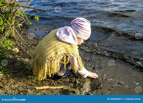 Petite Fille Jouant Avec Du Sable Sur La Plage De River Image Stock