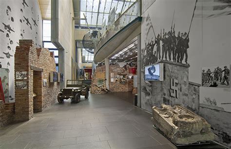 Das haus der geschichte in bonn gehört zu den beliebtesten und meistbesuchten museen in deutschland. Datei:Dauerausstellung-Eingang-Haus-der-Geschichte-Bonn ...