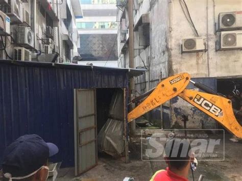 Lorong thambi 2kuala lumpur 85 метров. DBKL robohkan struktur haram pemilik premis degil