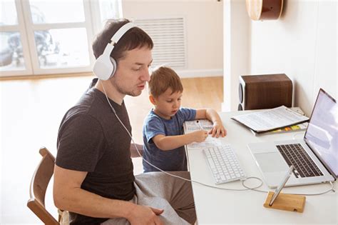 Ayah Bekerja Di Kantor Rumah Sementara Anakanak Bermain Kantor Pusat