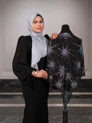 Tudung bawal berwarna hitam bertatahkan kristal mewah swarovski dibeli pelanggan dari butik byqiss by bawal exclusive di kuantan, pahang yang tertarik dengan nilai eksklusif syarikat hijab mewah tempatan, bawal exclusive (be). Ini Hijab Termahal di Dunia, Harganya Setara Rumah Rp 300 ...