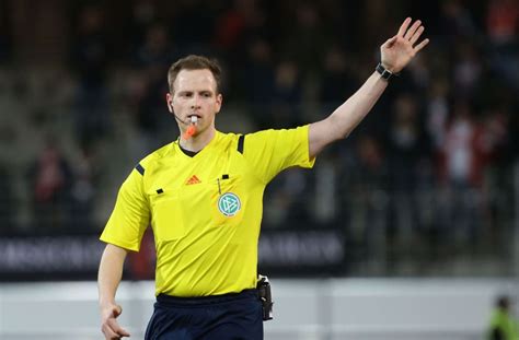 Schiedsrichter ✔ найдено 5 значений слова ✔ schiedsrichter: Steffen Mix tot: Schiedsrichter verunglückt tödlich ...