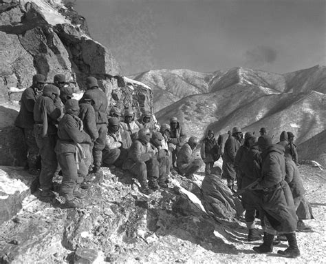 chinese troops surrender to u s marines during the battle of chosin reservoir koto ri north