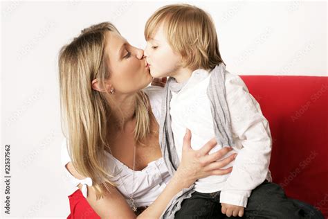 Mutter küsst Ihren Sohn Stock Foto Adobe Stock
