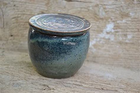 C'est au designer d'apporter des réponses au travers de la forme afin de rendre évidents fonctions ou fonctionnements. Beurrier à eau n°5- beurrier breton en grès - Objet ...