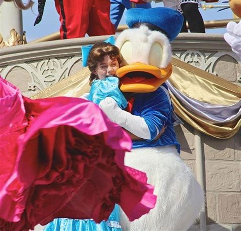 Hugs For Donald Duck 💙 Disney Characters Donald Duck Disney Parks