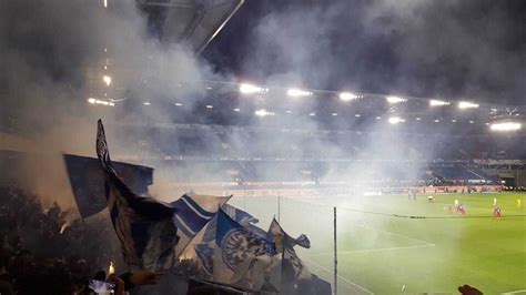 Ein echtes fußballstadion mit unübersehbaren flutlichtmasten, die den fans nicht nur an heimspieltagen des. Fußball-Drittligist Karlsruher SC überzeugt beim 3:1 gegen ...