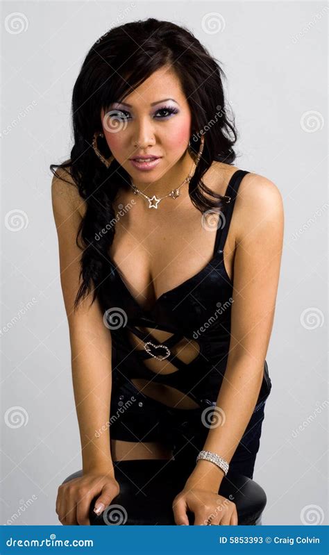 Sexy Aziatisch Meisje Dat Op Een Barkruk Leunt Stock Afbeelding Image