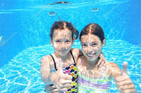 Niños Felices Nadan En La Piscina Bajo El Agua Niñas Nadando Jugando