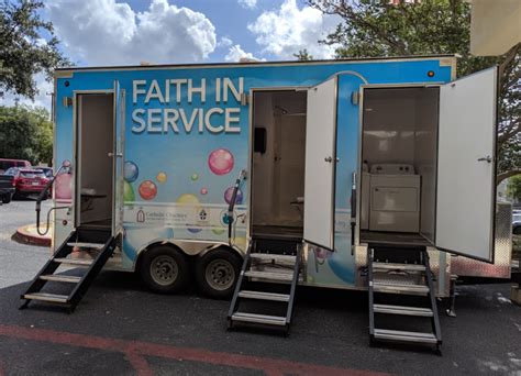 Interfaith Partnership In San Antonio Brings Mobile Showers To The Homeless Migrants Tpr
