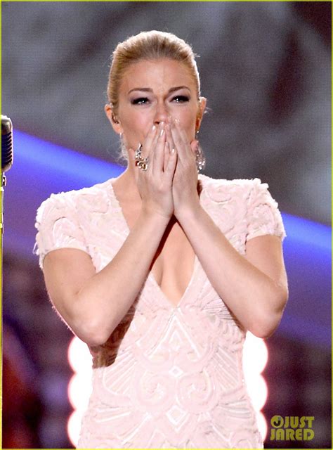 Full Sized Photo Of Leann Rimes Tears Up During Patsy Cline Tribute Performance 09 Photo