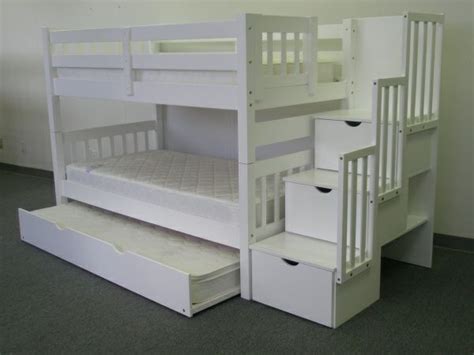 Alle infos sowie die beliebtesten hochbetten gibt es hier im überblick. Wählen Sie das richtige Hochbett mit Treppe fürs Kinderzimmer | Etagenbett mit treppe, Kinder ...