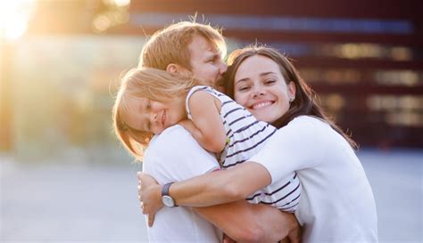 Los Beneficios De Los Abrazos En Los Niños Revista Pediatría Y Familia
