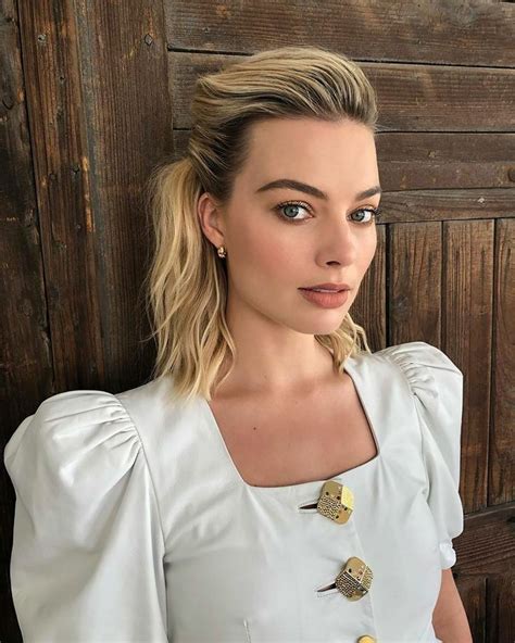 Margot Robbie Scrolller