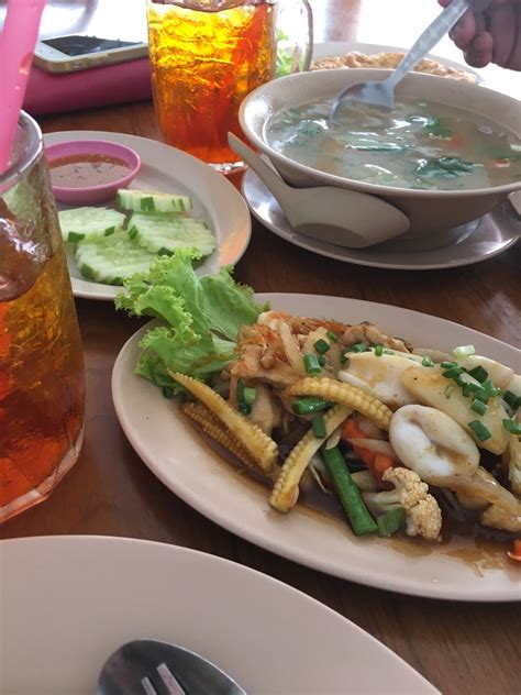 Fasilitasnya yang lengkap membuat tempat ini tidak pernah sepi pengunjung. 7 Tempat Makan di Pasir Mas Yang Wajib Dikunjungi - Saji.my