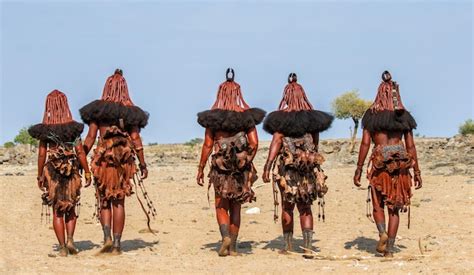 Grupo De Mujeres De La Tribu Himba Están Caminando Por El Desierto Con