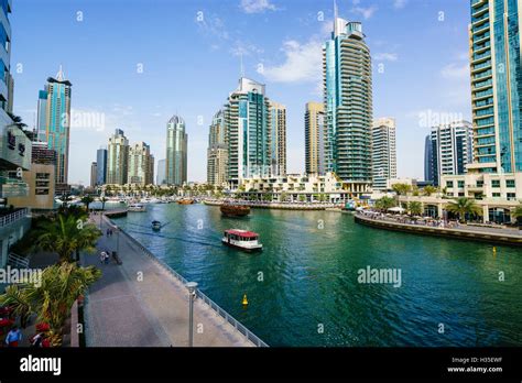 Dubai Arab Men Hi Res Stock Photography And Images Alamy