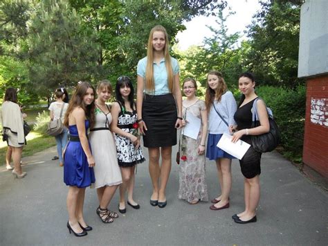 23 Tall Women Who Dwarf Everyone Around Them Wow Gallery Ebaums World