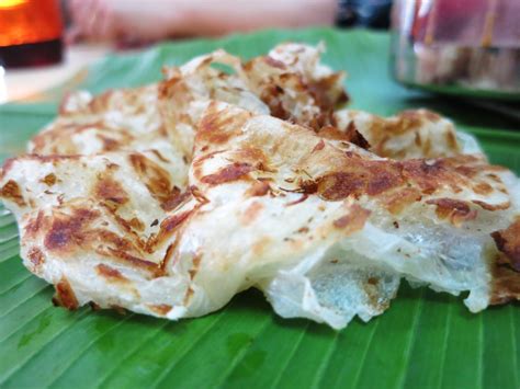 Roti canai genellikle yağ (genellikle oluşan hamur yapılır ghee ), un ve su; Best Roti Canai in Selangor