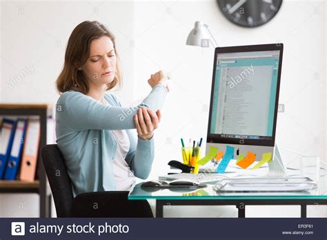 Blaufärbung des gewebes, bluterguss, hämatom. Ellbogen Stockfotos und -bilder Kaufen - Alamy